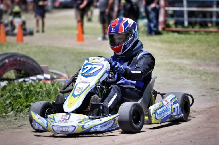 Piloto con indumentaria Mirra Kart