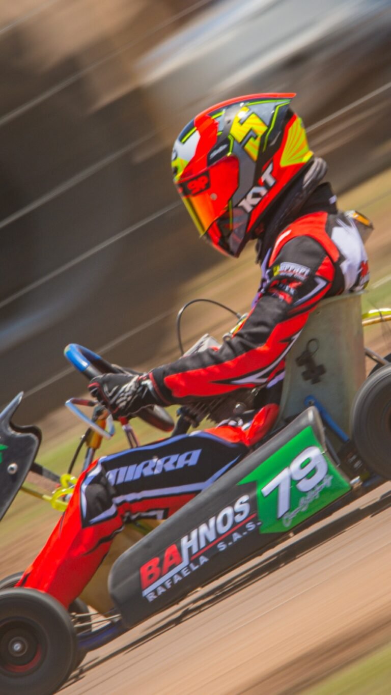 Piloto con indumentaria Mirra Kart
