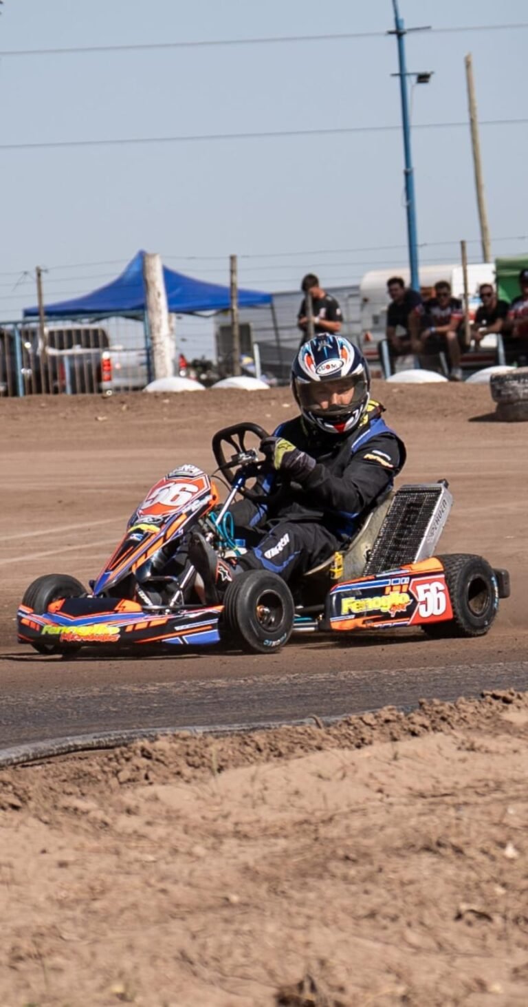Piloto con indumentaria Mirra Kart