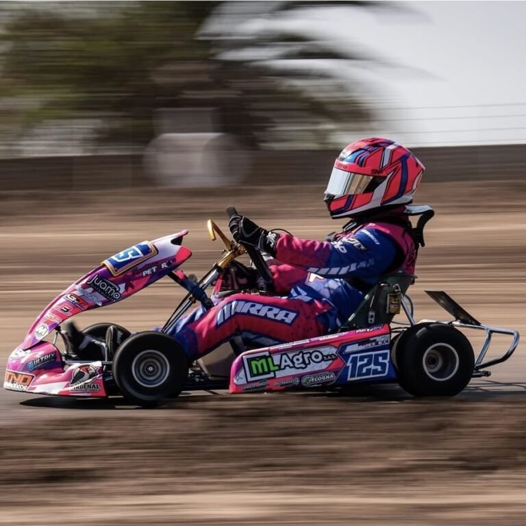 Piloto con indumentaria Mirra Kart
