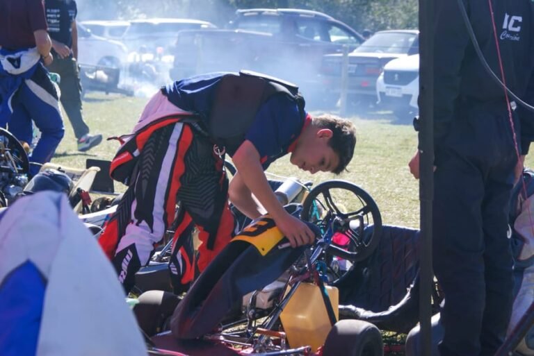 Piloto con indumentaria Mirra Kart