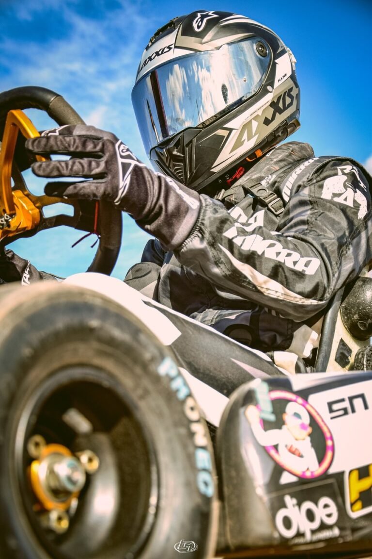 Piloto con indumentaria Mirra Kart