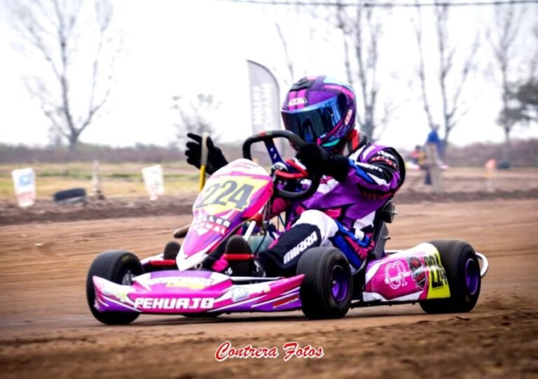 Piloto con indumentaria Mirra Kart