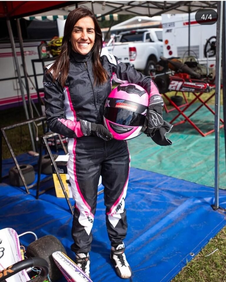 Piloto con indumentaria Mirra Kart