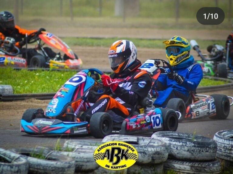 Piloto con indumentaria Mirra Kart