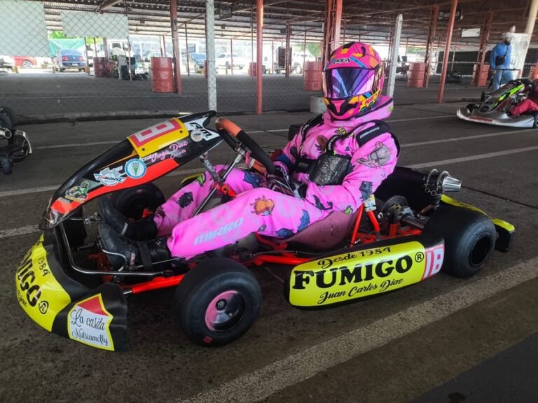 Piloto con indumentaria Mirra Kart