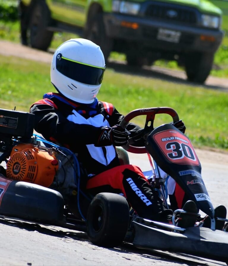 Piloto con indumentaria Mirra Kart