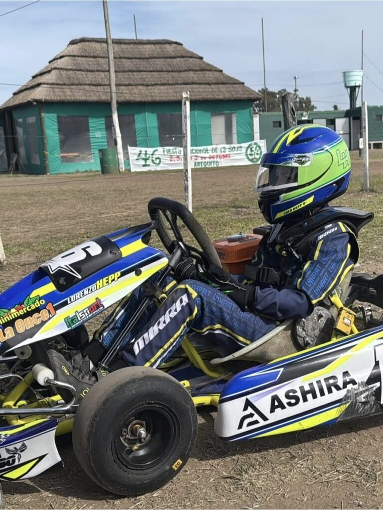 Piloto con indumentaria Mirra Kart