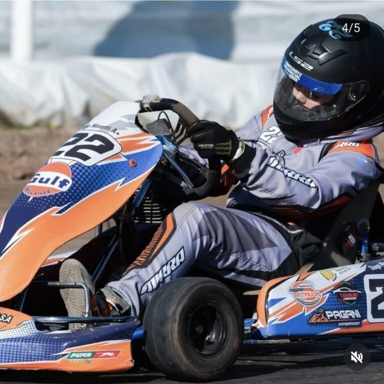 Piloto con indumentaria Mirra Kart