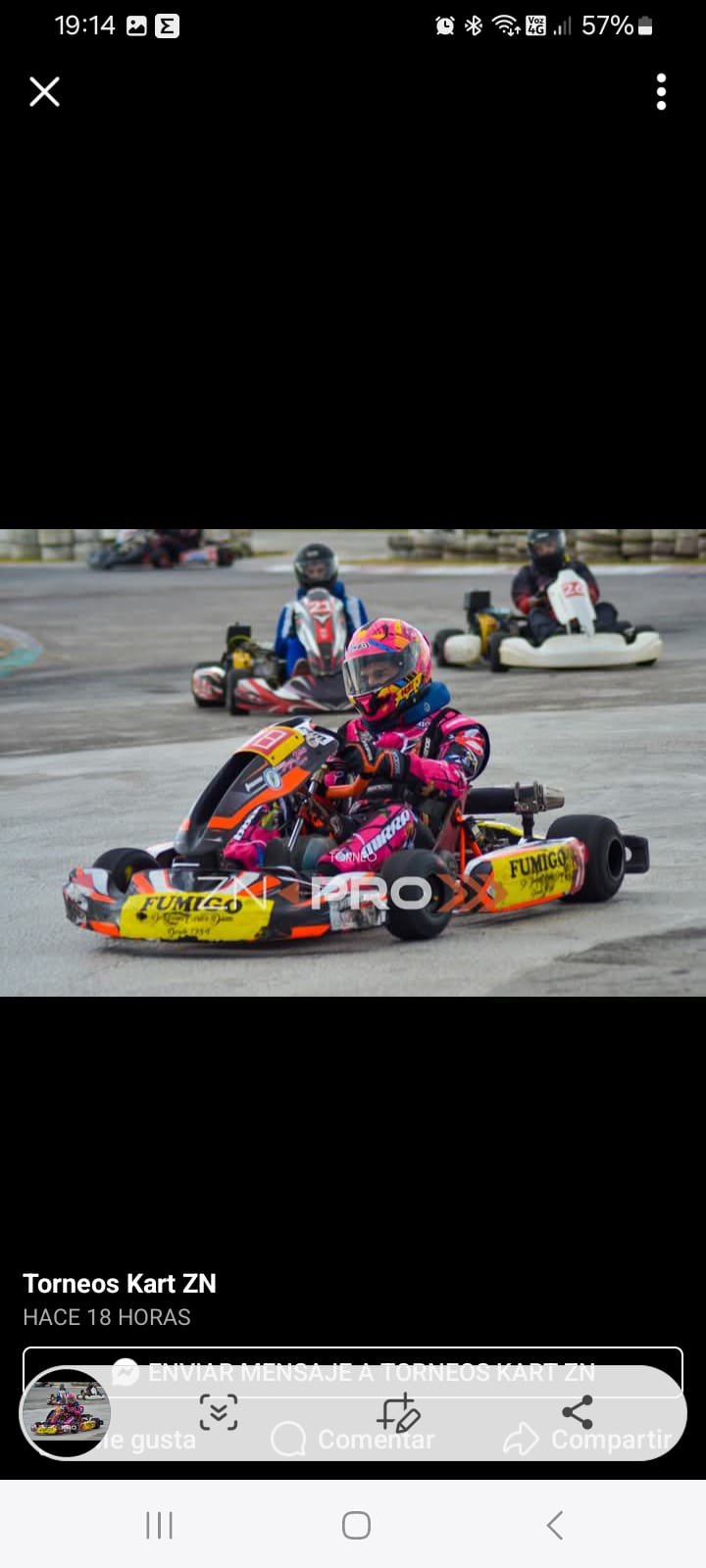 Piloto con indumentaria Mirra Kart