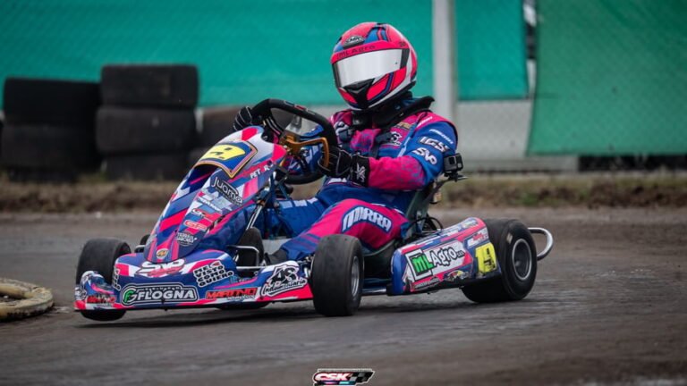 Piloto con indumentaria Mirra Kart