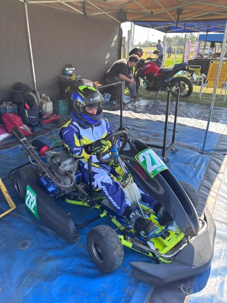 Piloto con indumentaria Mirra Kart