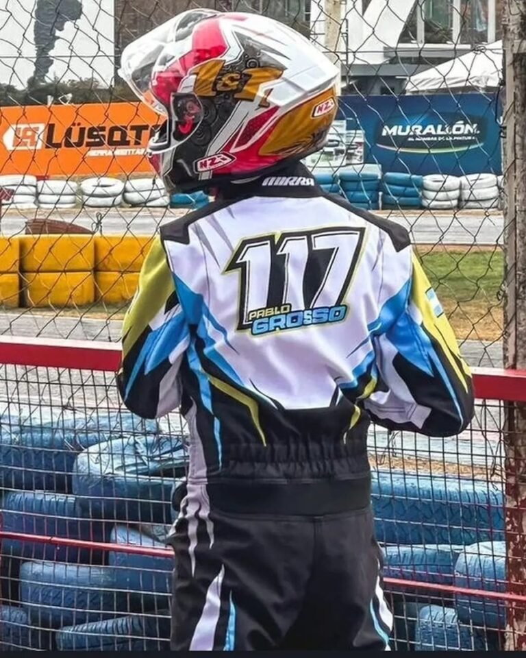Piloto con indumentaria Mirra Kart