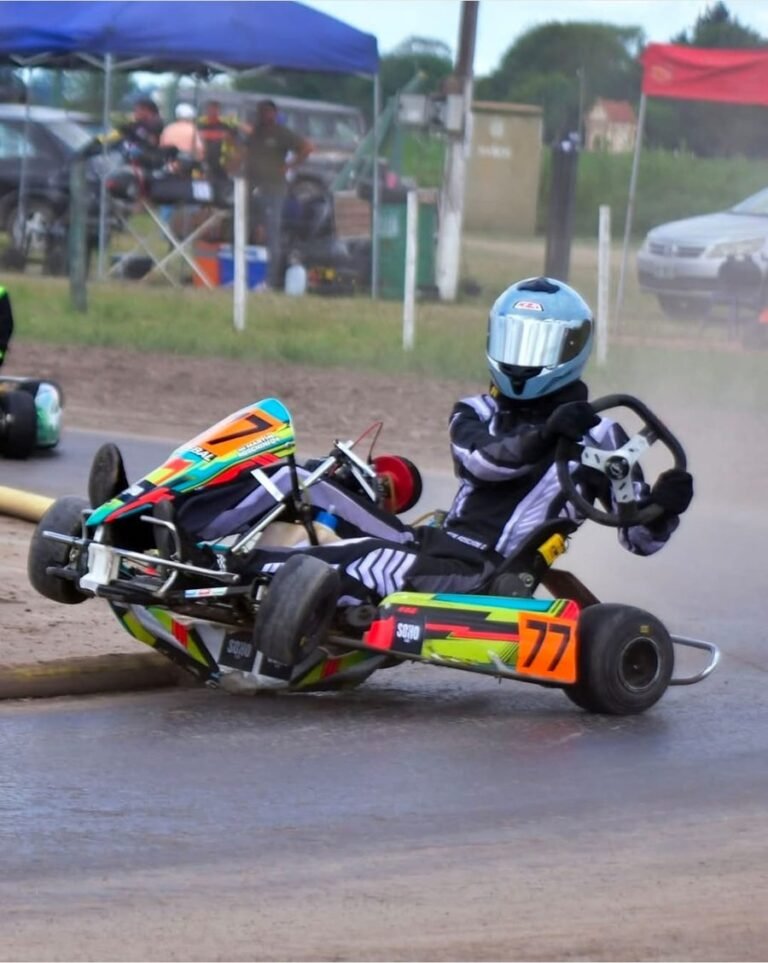 Piloto con indumentaria Mirra Kart