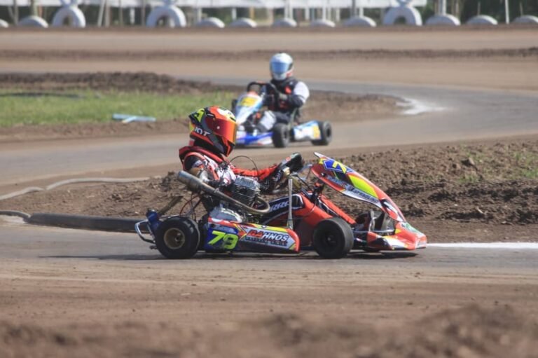 Piloto con indumentaria Mirra Kart