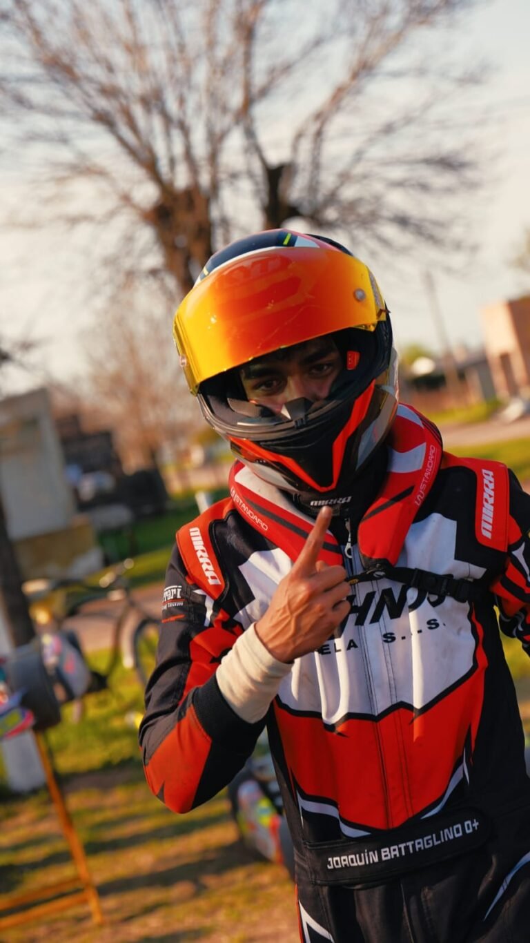 Piloto con indumentaria Mirra Kart