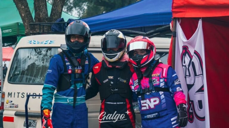 Piloto con indumentaria Mirra Kart