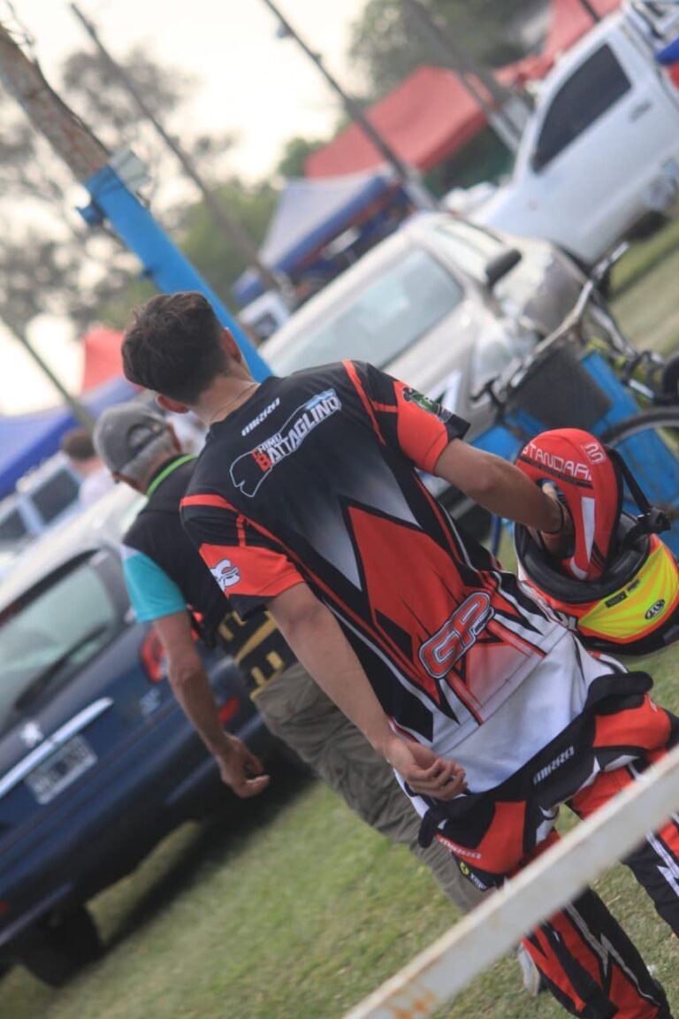 Piloto con indumentaria Mirra Kart
