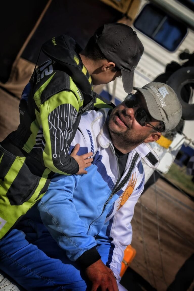 Piloto con indumentaria Mirra Kart