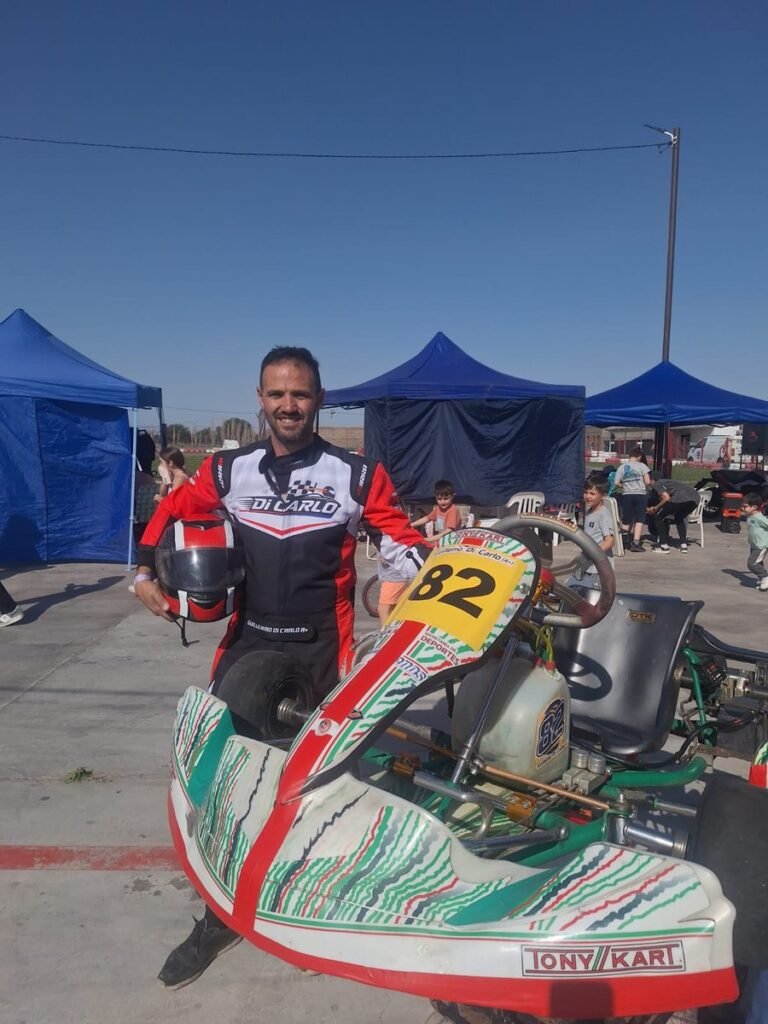 Piloto con indumentaria Mirra Kart