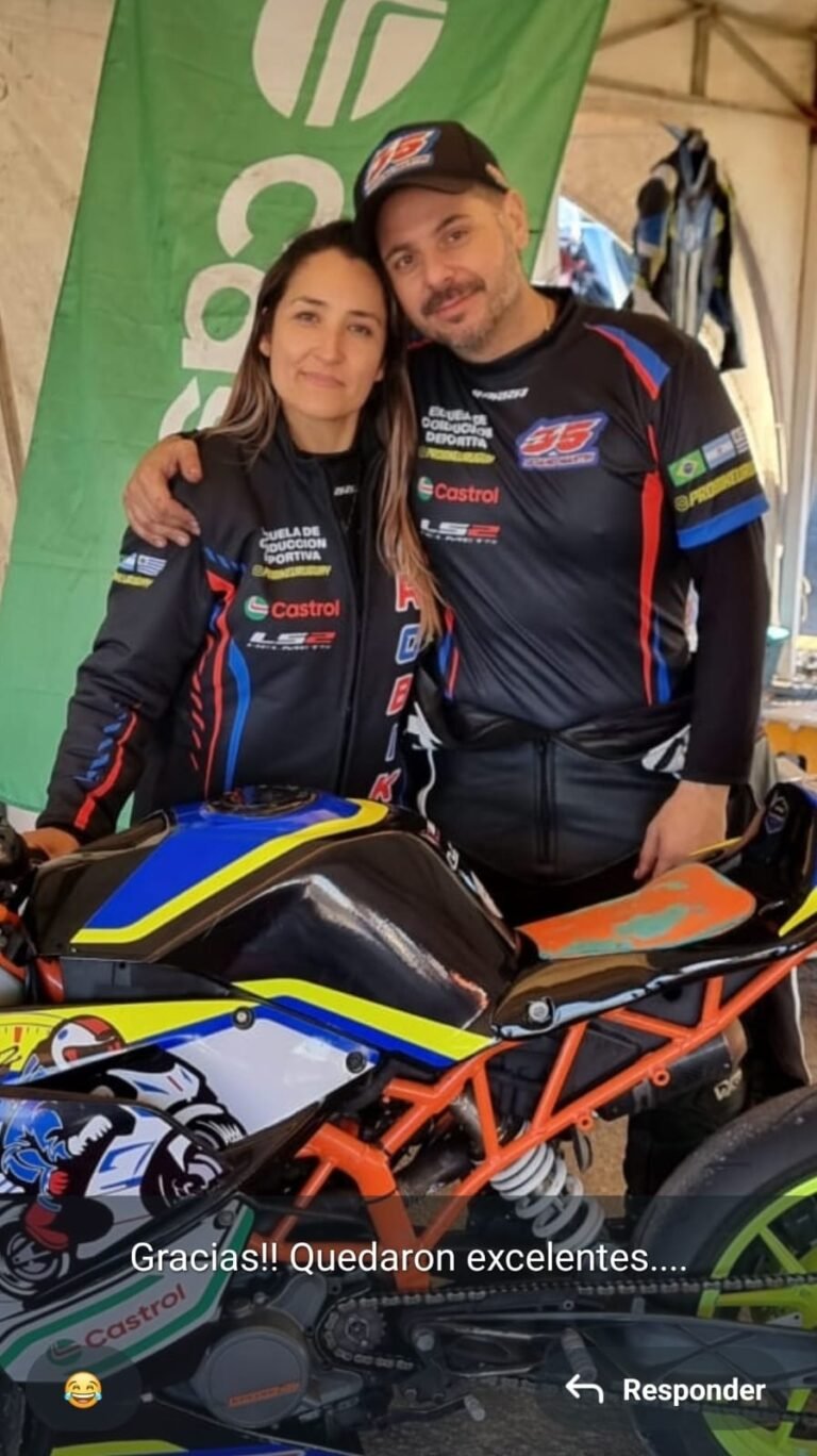 Piloto con indumentaria Mirra Kart