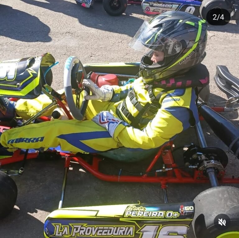 Piloto con indumentaria Mirra Kart