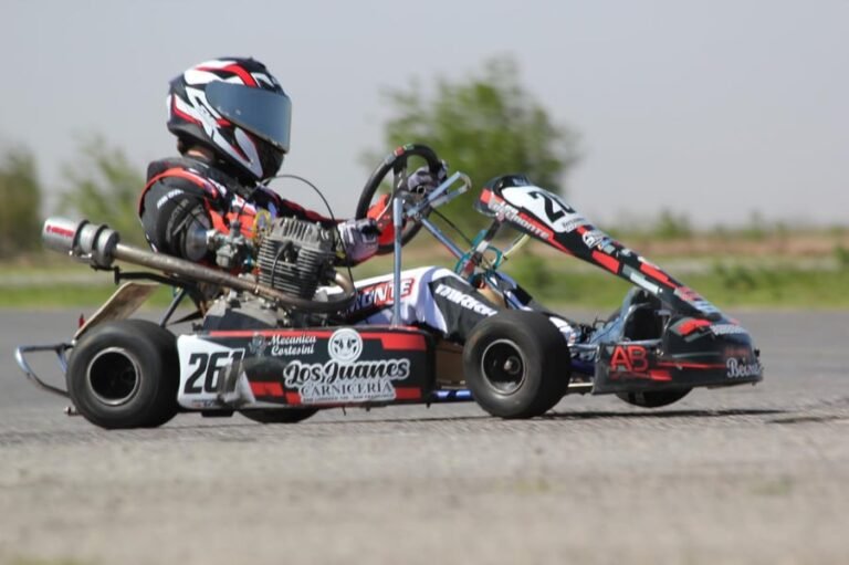 Piloto con indumentaria Mirra Kart