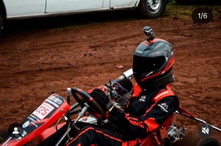 Piloto con indumentaria Mirra Kart