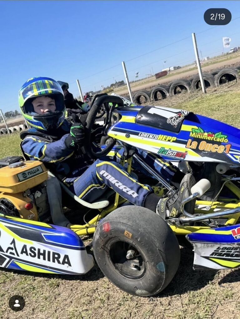 Piloto con indumentaria Mirra Kart