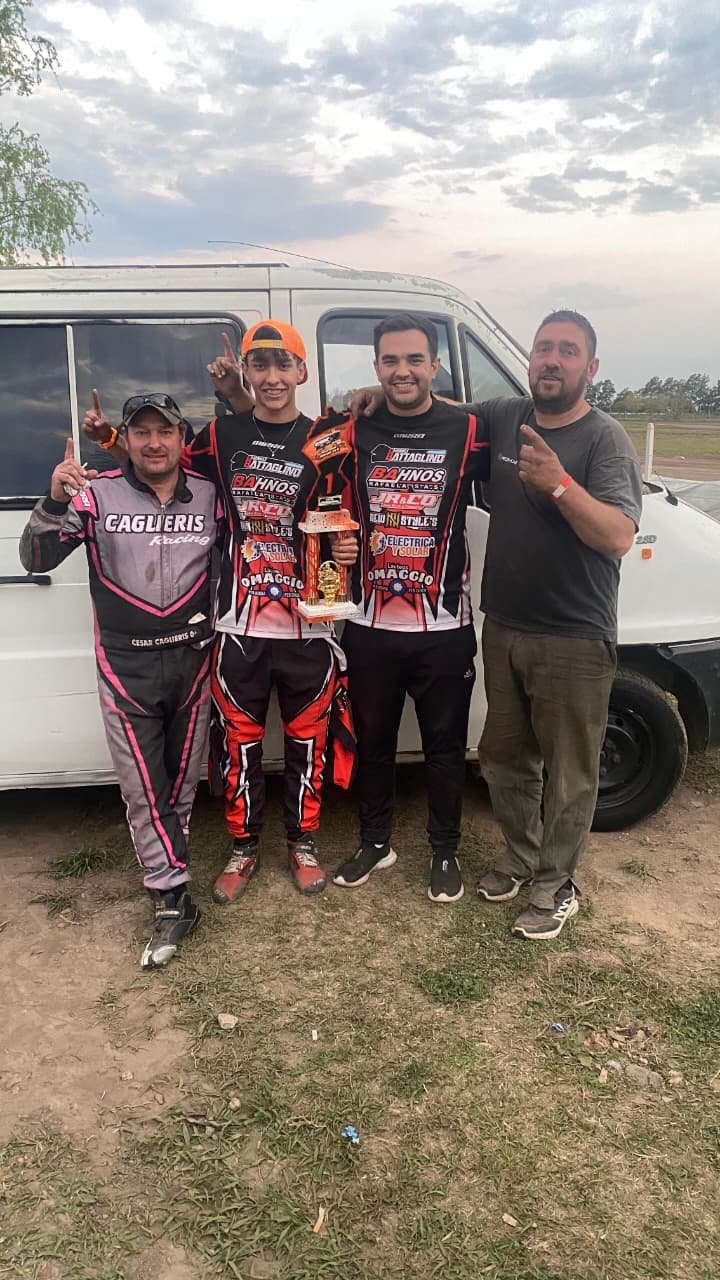 Piloto con indumentaria Mirra Kart