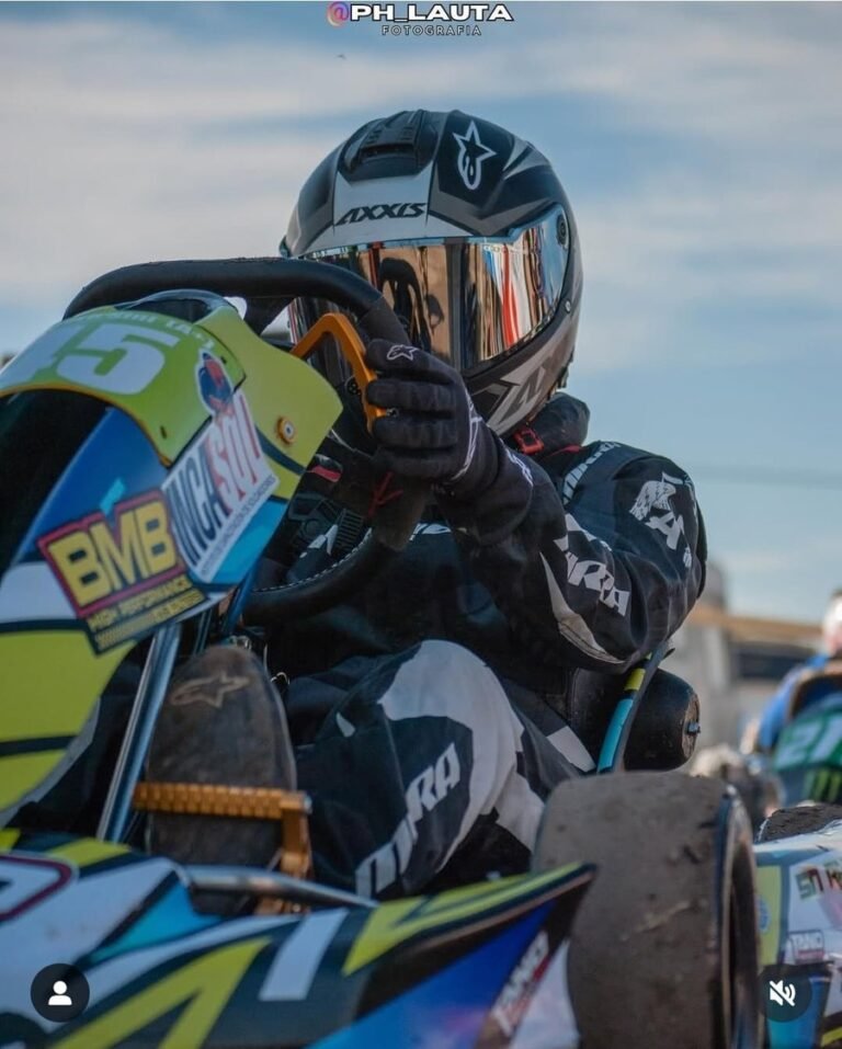 Piloto con indumentaria Mirra Kart