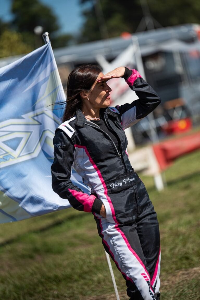 Piloto con indumentaria Mirra Kart